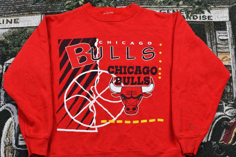 Vintage 1990s Chicago Bulls NBA Basketball Crewneck Sweater Hoodie Shirt Gifts for Fans - Image 2