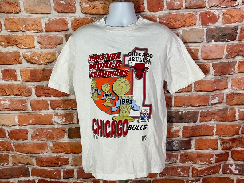 Vintage 1993 Chicago Bulls NBA Champions Shirt Sweatshirt Hoodie Gifts for Fans - Image 2