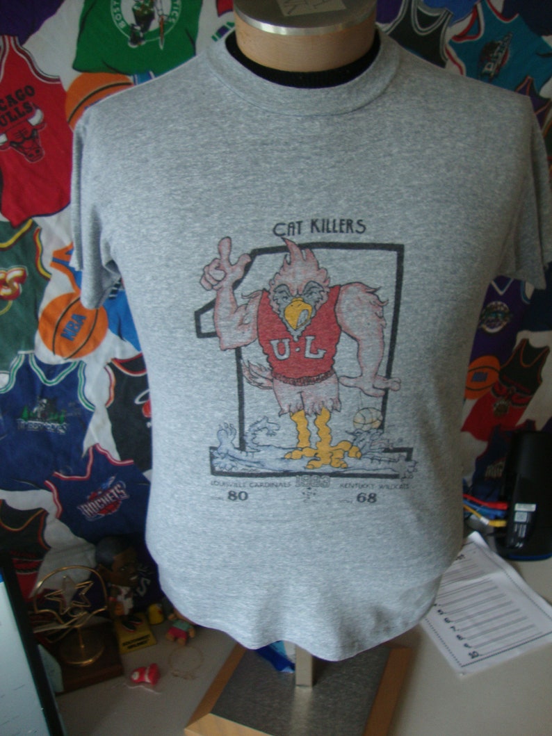 Vintage 80'S Louisville Cardinals Vs Kentucky Wildcats 1983 Ncaa Basketball Shirt Sweatshirt Hoodie Full Size - Image 2