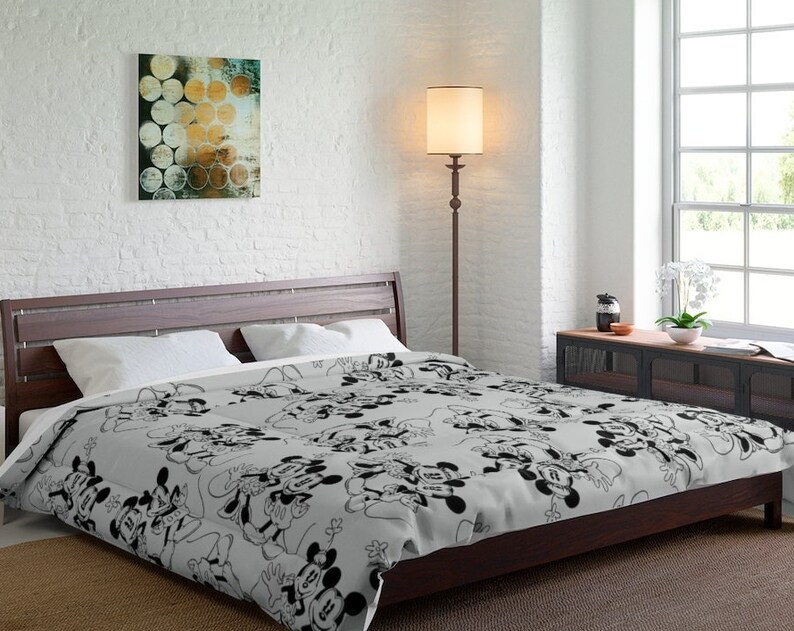 Disney Comforter with Retro Mickey and Minnie Design - Add a Touch of Nostalgia to Your Bedding - Image 2