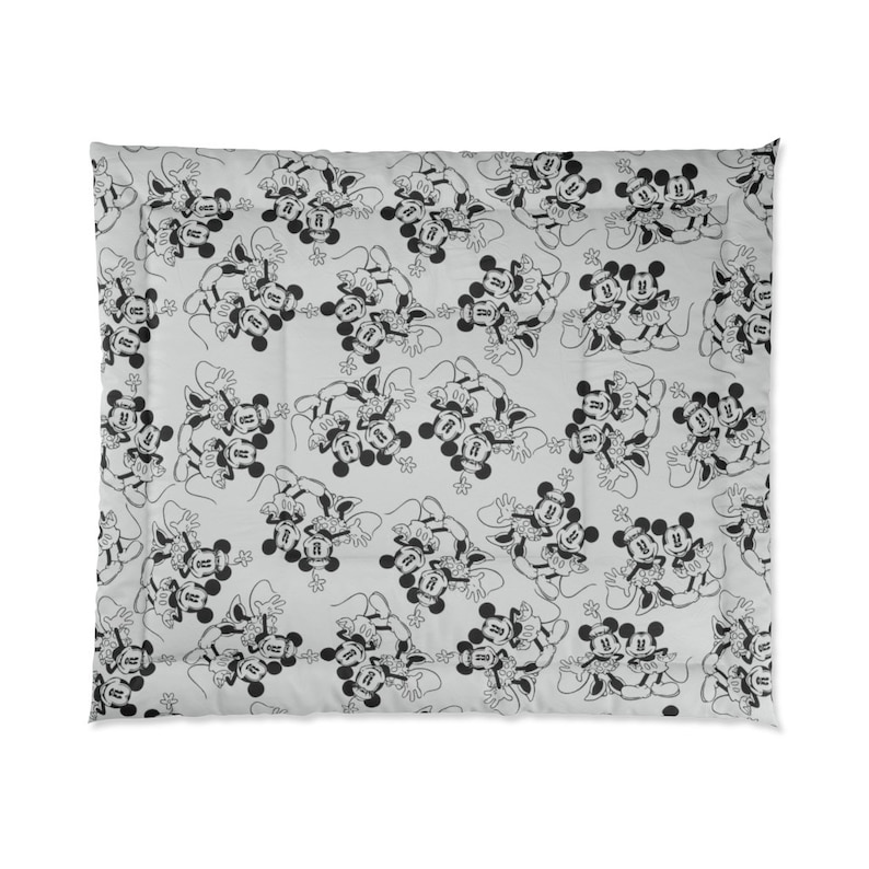 Disney Comforter with Retro Mickey and Minnie Design - Add a Touch of Nostalgia to Your Bedding - Image 3