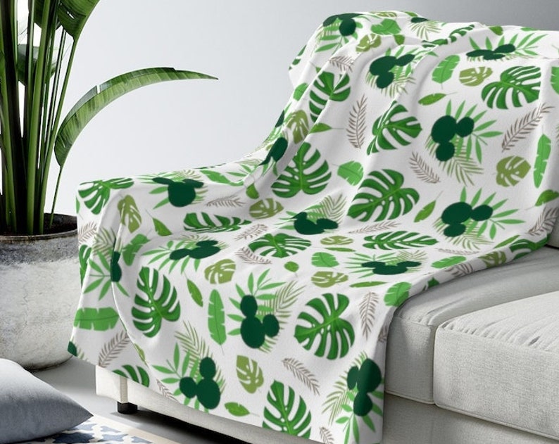 Green Hawaiian Mickey Blanket with Disney Characters - Soft and Cozy, Perfect for Home Decor - Image 2