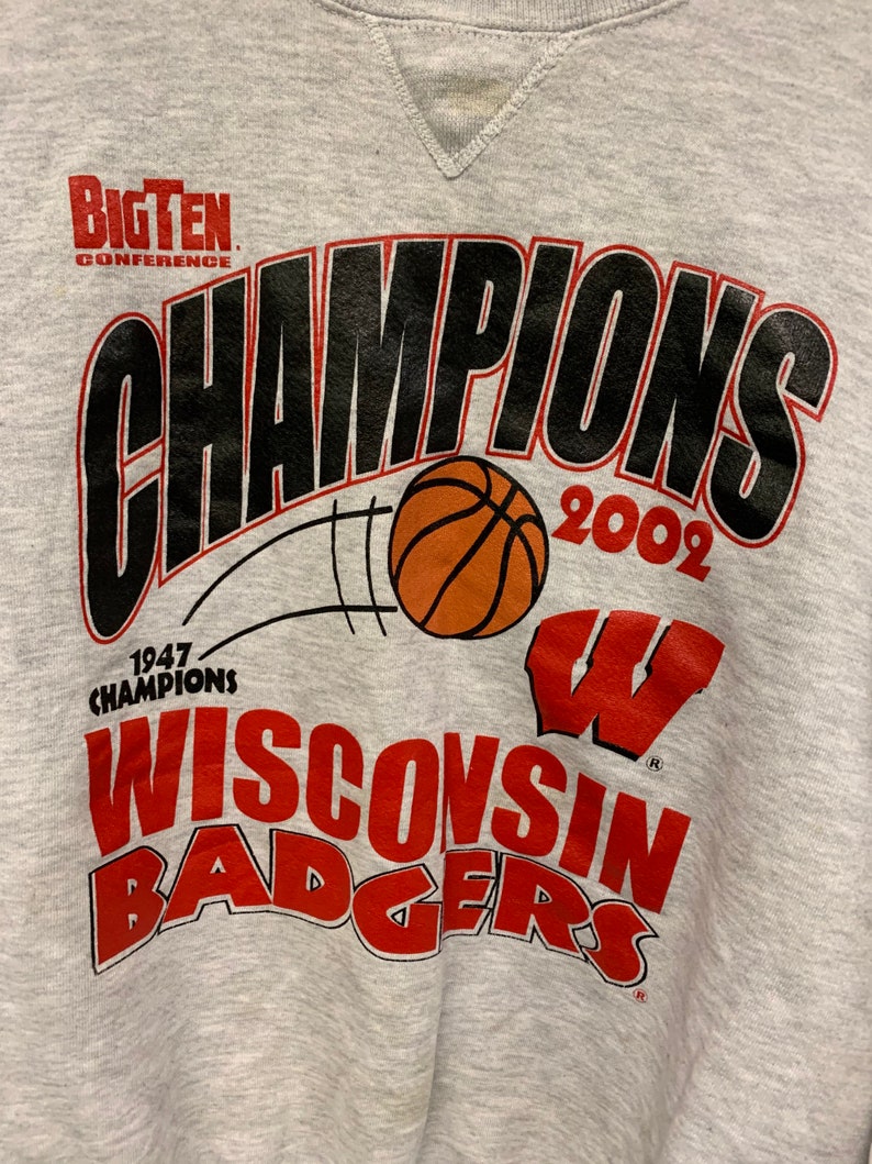 Russell Athletics Vintage Style Wisconsin Badgers Sweatshirt for NCAA Fans - Image 2