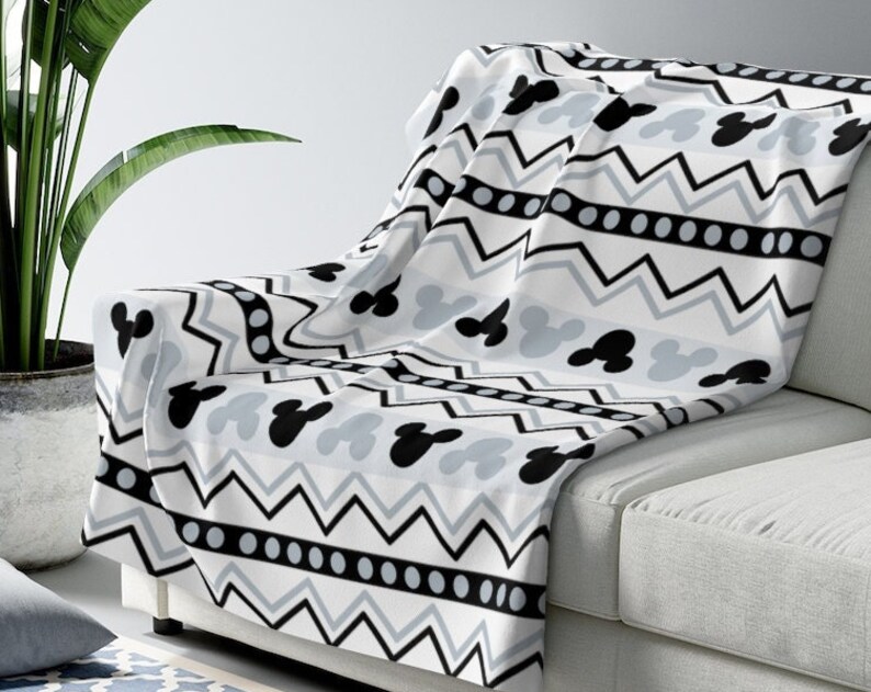 Soft and Cozy Disney Inspired Blanket - Perfect for Baby's Bedtime - Image 2