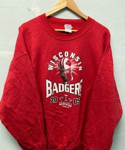 Vintage 90s University of Wisconsin Badgers Sweatshirt - Perfect for NCAA Fan Gear