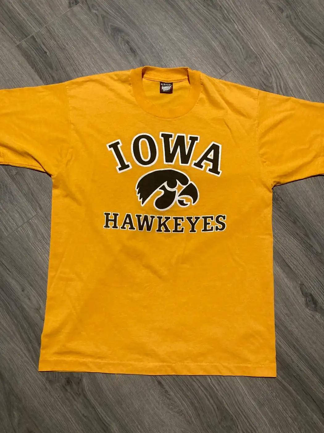 Vintage Style 90S Iowa Hawkeyes Single Stitch Made In Usa Sweatshirt Hoodie Football Game Day T-Shirt Lover
