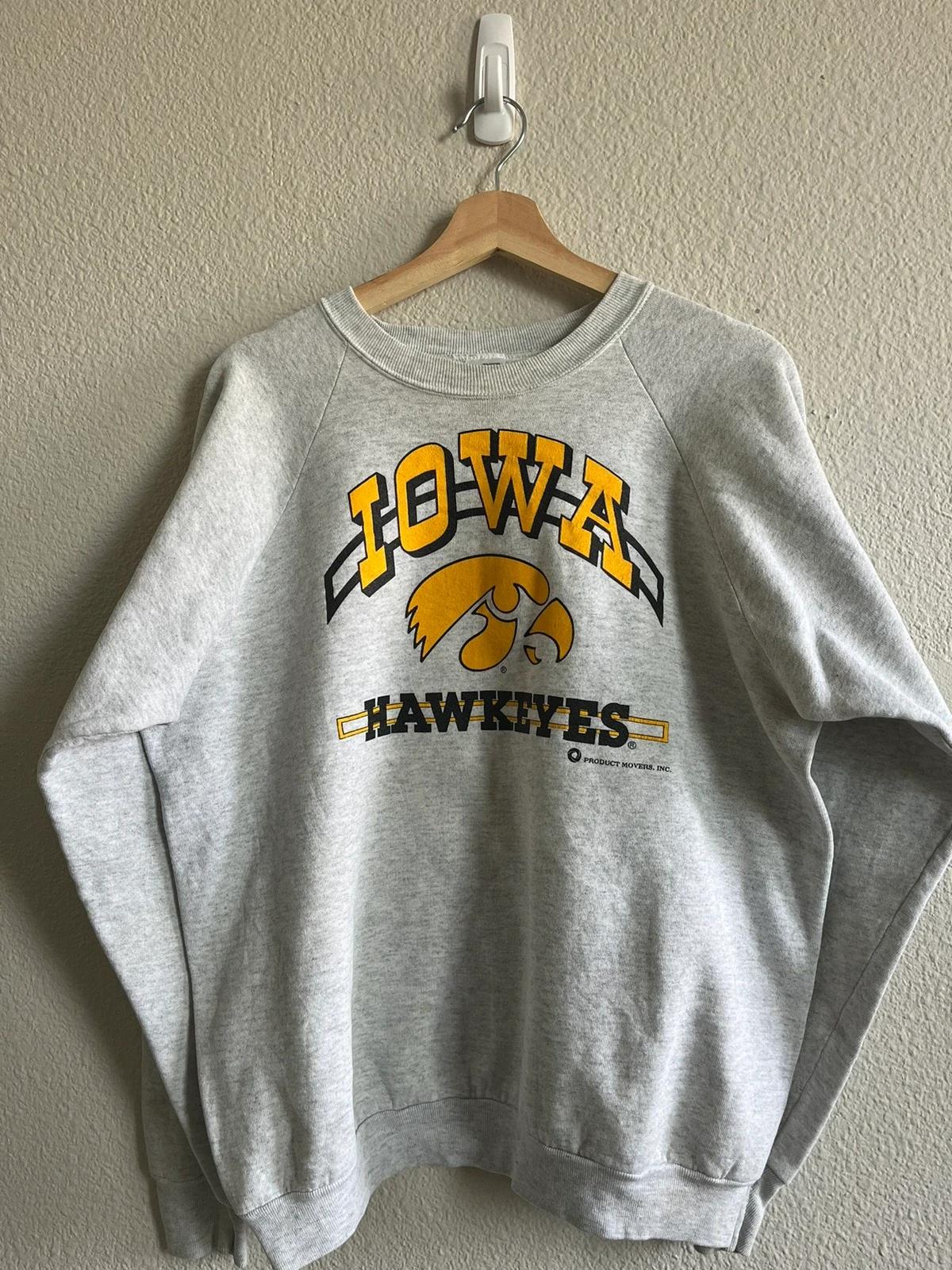Vintage Style 90’s University Iowa Hawkeyes Sweatshirt T-shirt Ideal Gift for NFL Fans