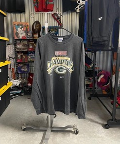 Vintage Style Faded 2004 Greenbay Packers Sweatshirt T-shirt Ideal Gift for NFL Fans