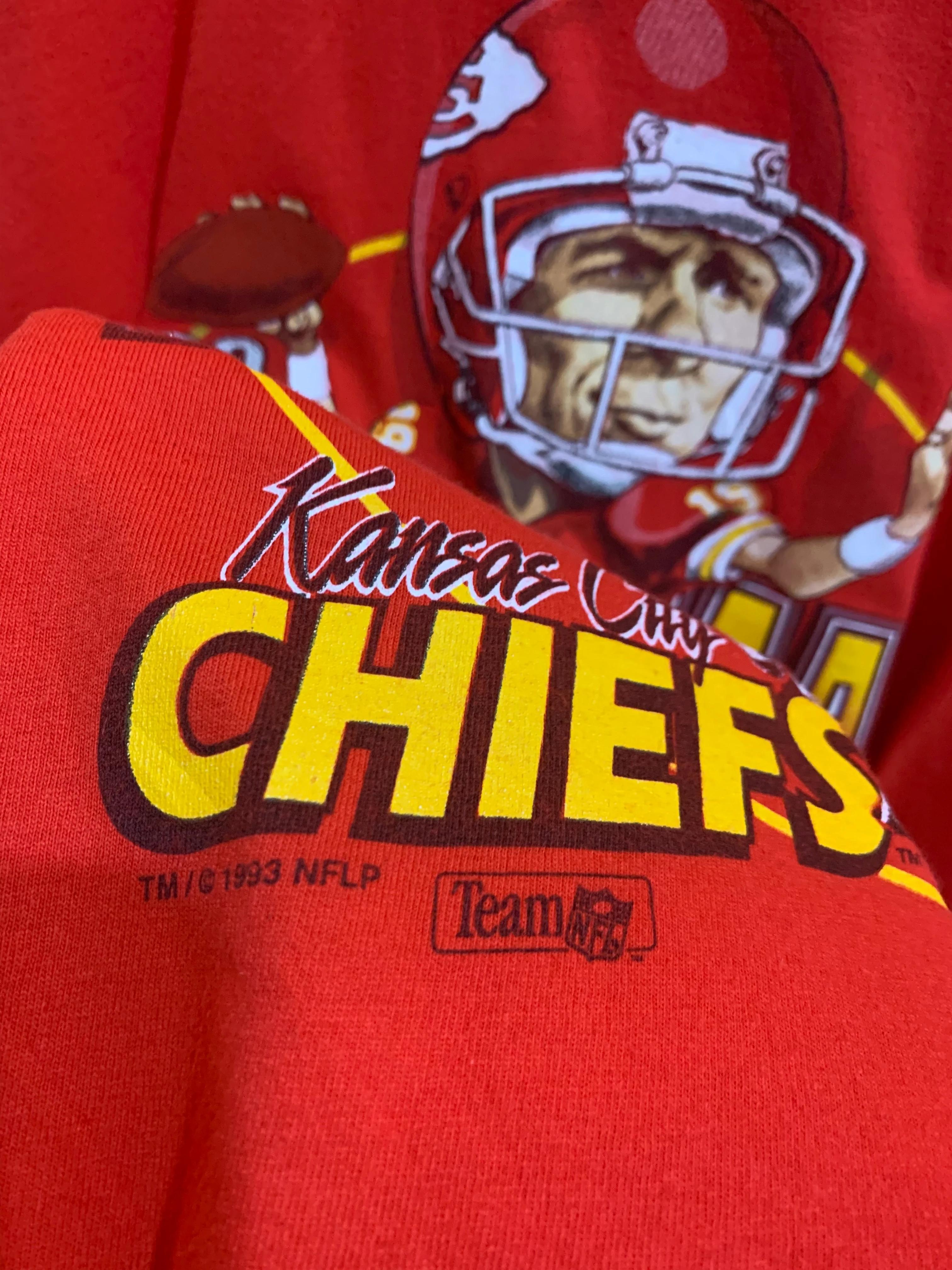 Vintage Style Joe Montana NFL Sweatshirt T-shirt Ideal Gift for NFL Fans - Image 2