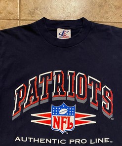 Vintage Style New England Patriots Logo Athletic Sweatshirt T-shirt Ideal Gift for NFL Fans