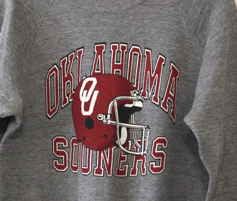 Vintage Style University Of Oklahoma Sooners Sweatshirt, Oklahoma Sooners Shirt, Ncaa Tee, Vintage Style 90S Shirt - Image 2