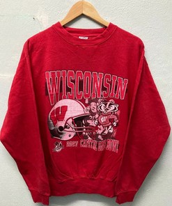 Vintage University of Wisconsin Badgers Sweatshirt 90s T-Shirt - NCAA Fan Gear