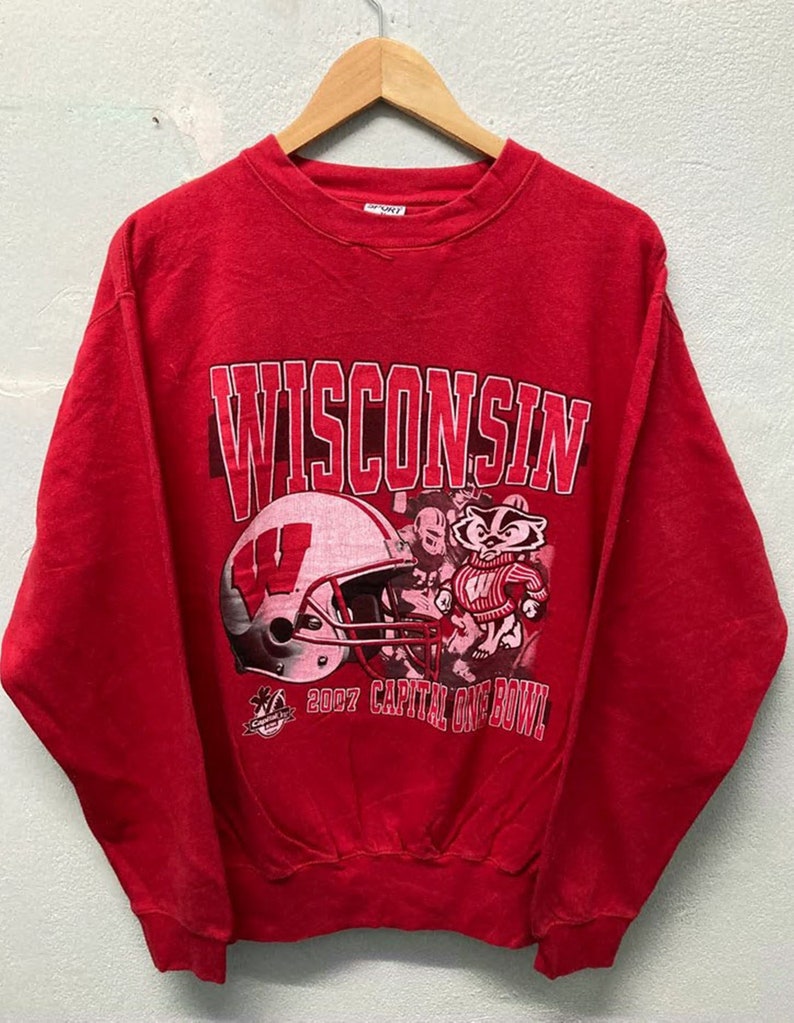 Vintage University of Wisconsin Badgers Sweatshirt 90s T-Shirt - NCAA Fan Gear