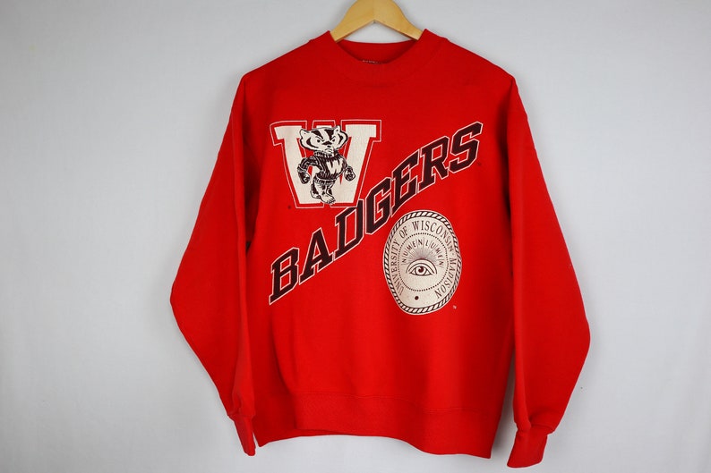 Wear Your Wisconsin Badgers Pride with a Vintage University of Wisconsin Red NCAA Print Crewneck Sweatshirt