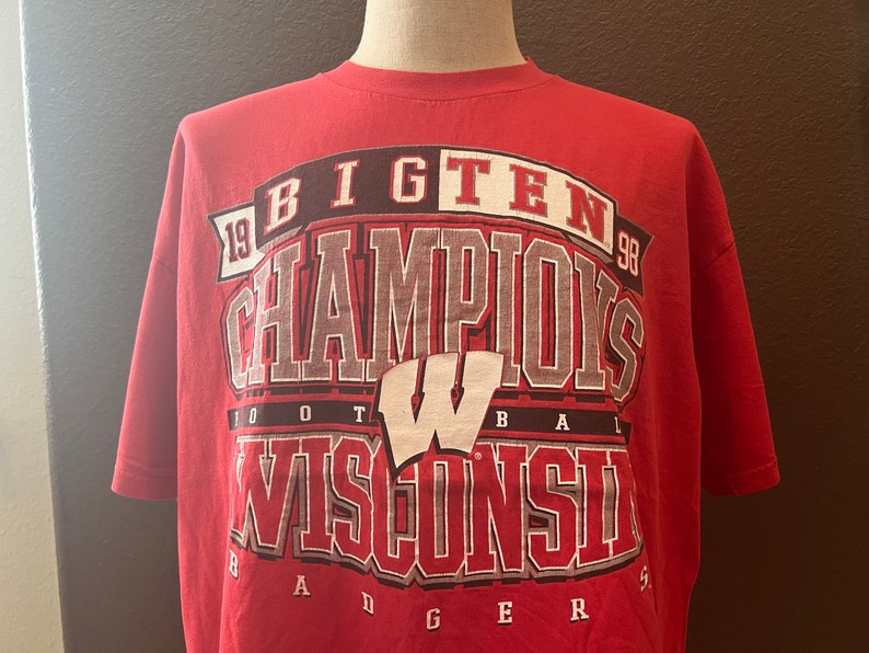 Wisconsin Badgers 1998 Big Ten Champs Red Shirt - Classic NCAA Clothing - Image 2