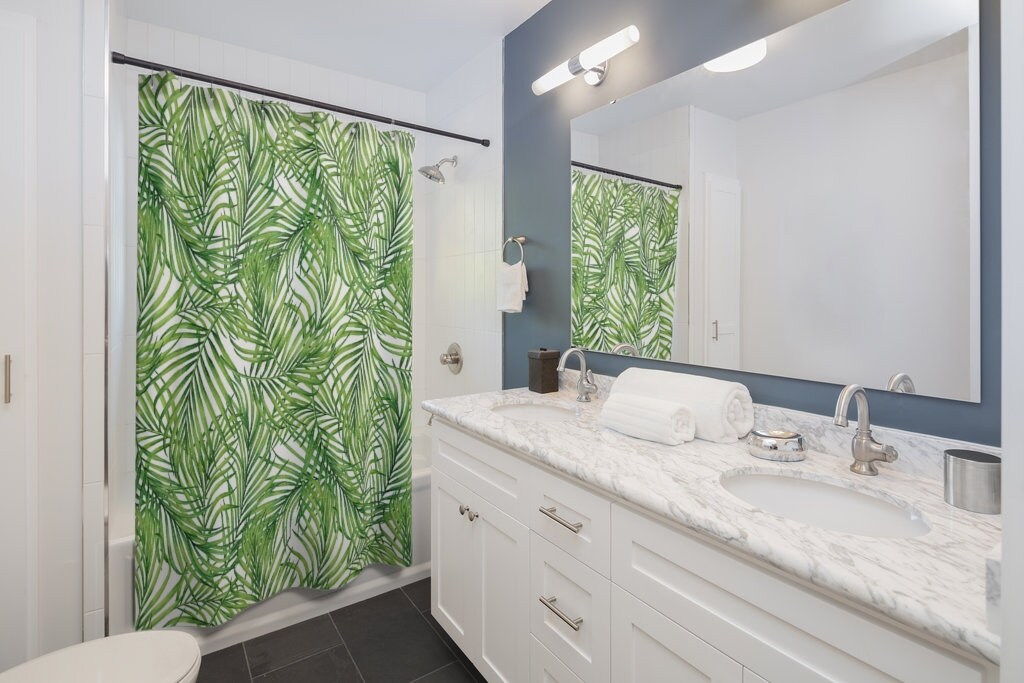 Farmhouse Floral Print Shower Curtain for a Cozy Bathroom