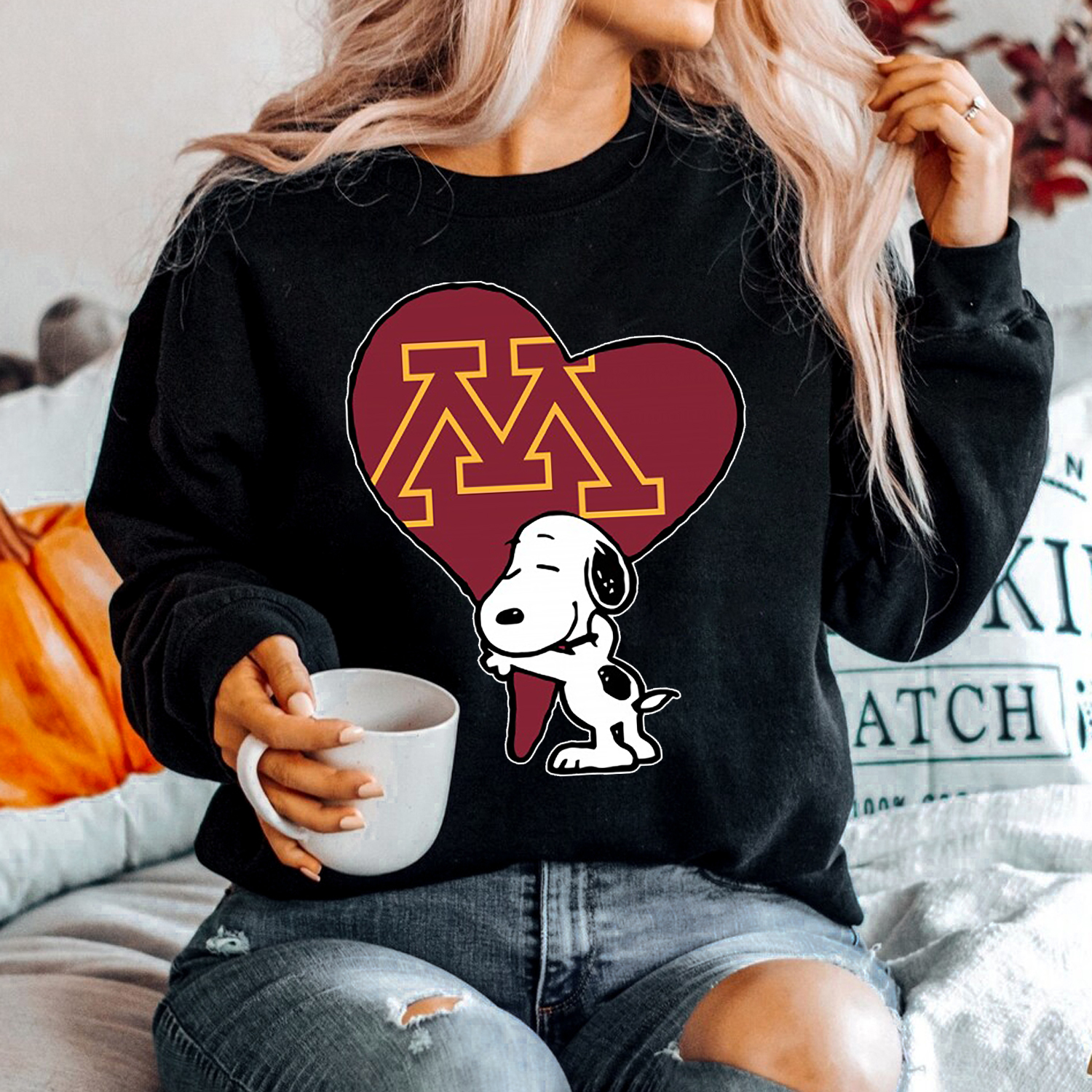Snoopy Hugs The Heart of Minnesota Golden Gophers NCAA Sweatshirt - Men Women T-Shirt & Hoodie
