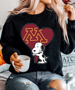 Snoopy Hugs The Heart of Minnesota Golden Gophers NCAA Sweatshirt - Men Women T-Shirt & Hoodie