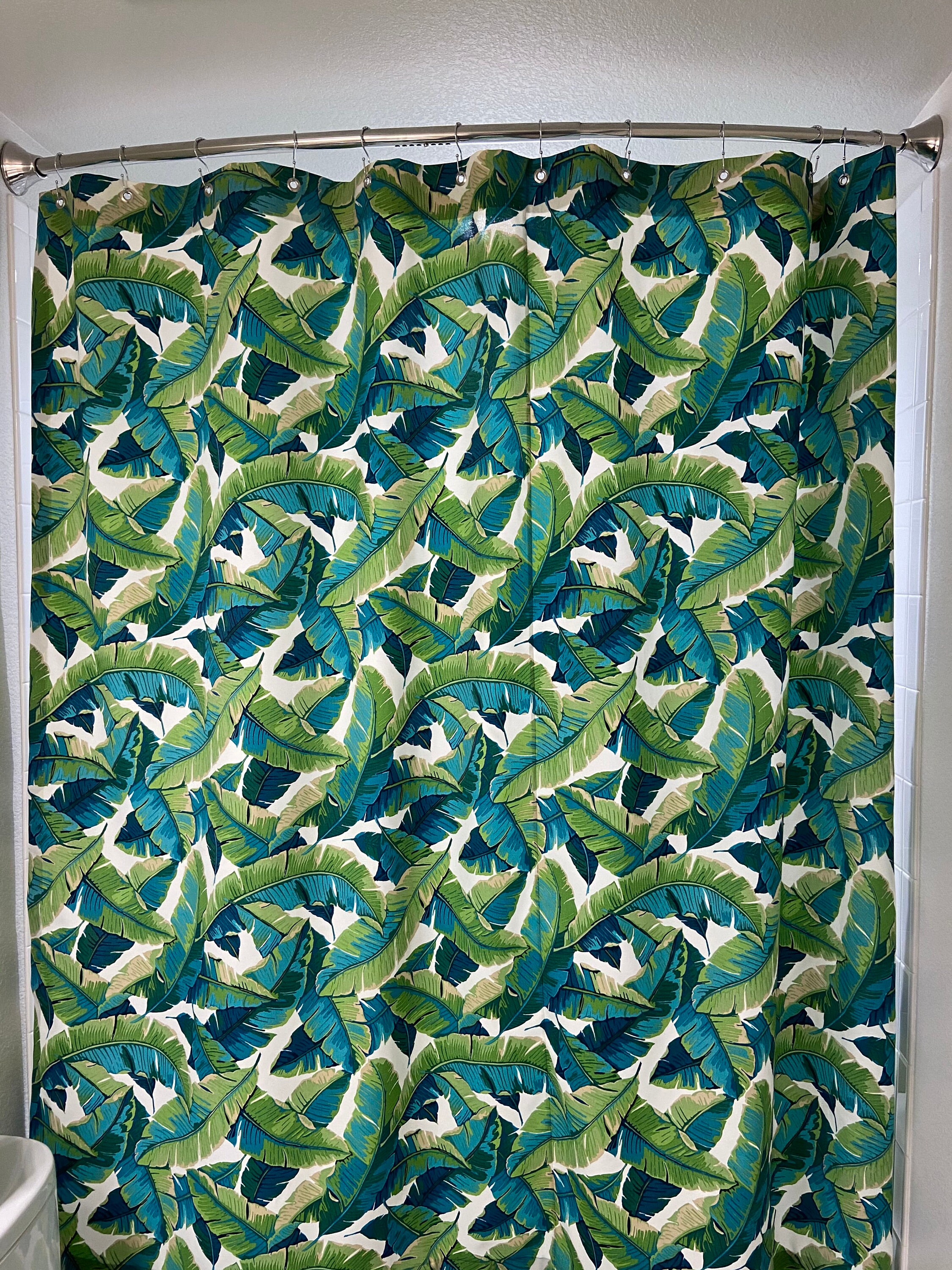 Vibrant Banana Plant Print Shower Curtain for a Botanical Bathroom
