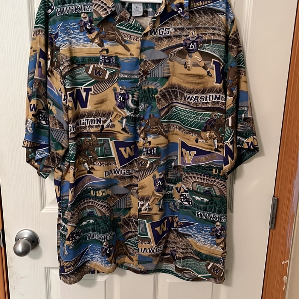 Men's Washington Huskies button up Hawaiian shirt for NCAA fans
