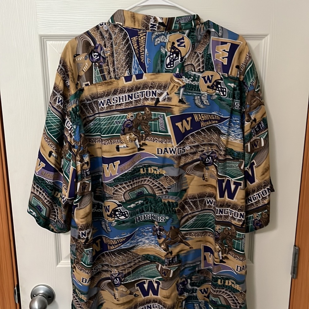 Men's Washington Huskies button up Hawaiian shirt for NCAA fans